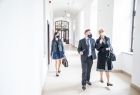 Dyrektor Wojewódzkiej Biblioteki Publicznej w Krakowie Jerzy Woźniakiewicz prezentuje Iwonie Gibas z Zarządu Województwa Małopolskiego działalność i wyposażenie tej ważnej instytucji kultury województwa małopolskiego