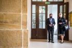 Dyrektor Wojewódzkiej Biblioteki Publicznej w Krakowie Jerzy Woźniakiewicz oraz Iwona Gibas z Zarządu Województwa Małopolskiego w bibliotecznym korytarzu w trakcie zwiedzania placówki