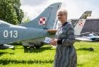 Iwona Gibas z zarządu województwa na tle statków powietrznych w Muzeum Lotnictwa