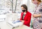 Marta Malec-Lech z zarządu województwa zwiedza FabLab.