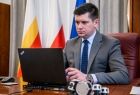 Wicemarszałek województwa małopolskiego Łukasz Smółka w trakcie odbywającego się online Forum Wójtów, Burmistrzów i Prezydentów Małopolski