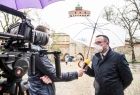 Wicemarszałek Tomasz Urynowicz rozmawia z reporterem, w tle widoczna Brama Floriańska