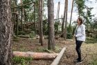 Marta Malec-Lech z zarządu województwa ogląda skutki powodzi.