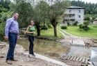 Marta Malec-Lech z zarządu województwa ogląda skutki powodzi.