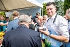 Wicemarszałek Łukasz Smółka podczas gotowania