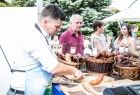 Wicemarszałek Łukasz Smółka podczas gotowania