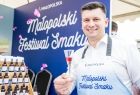 Wicemarszałek Łukasz Smółka podczas gotowania