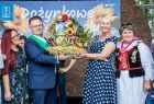 Iwona Gibas z wieńcem dożynkowym