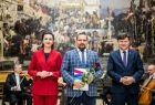 Marta Malec-Lech z zarządu województwa, radny Rafał Kosowski oraz laureat.