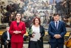 Marta Malec-Lech z zarządu województwa, radny Rafał Kosowski oraz laureat.