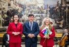 Marta Malec-Lech z zarządu województwa, radny Rafał Kosowski oraz laureat.