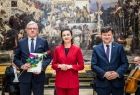 Marta Malec-Lech z zarządu województwa, radny Rafał Kosowski oraz laureat.