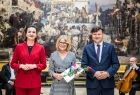 Marta Malec-Lech z zarządu województwa, radny Rafał Kosowski oraz laureat.