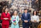 Marta Malec-Lech z zarządu województwa, radni Agnieszka Zając i Rafał Kosowski oraz laureat.