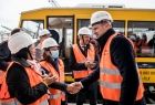 Wicemarszałek Łukasz Smółka wita delegację na placu budowy kolejowej.