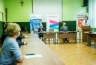 Widok z głębi sali na uczestników konferencji prasowej, poświęconej wręczeniu promes na zakup sprzętu do edukacji zdalnej