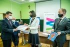 Marta Malec-Lech z zarządu województwa wręcza promesy przedstawicielom, wybranym w trakcie naboru do projektu