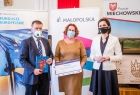 Marta Malec-Lech z zarządu województwa z uczestnikami spotkania w Proszowicach i Miechowie