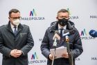 Wicemarszałek Małopolski Tomasz Urynowicz i Robert Tomanek - Podsekretarz Stanu w Ministerstwie Rozwoju, Pracy i Technologii stoją na tle banneru Małopolski. Minister mówi do mikrofonu