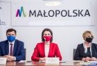 Marta Malec-Lech z zarządu województwa podczas konferencji wraz z pozostałymi uczestnikami.