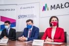 Marta Malec-Lech z zarządu województwa podczas konferencji wraz z pozostałymi uczestnikami.