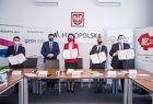 Marta Malec-Lech z zarządu województwa podczas konferencji wraz z pozostałymi uczestnikami.