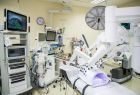 Sala w której znajduje się robot da Vinci wraz z urządzeniami towarzyszącymi