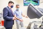 Wicemarszałek Łukasz Smółka oraz lekarz specjalista podczas prezentacji urządzenia da Vinci