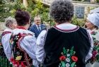 Minister Andrzej Adamczyk i panie w ludowych strojach