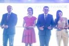 Marta Malec-Lech z zarządu województwa, wojewoda Łukasz Kmita oraz mężczyzna i kobieta przecinają symboliczną wstęgę.