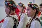 Dziewczynki w strojach ludowych.