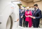 Wicemarszałek Łukasz Smółka i Iwona Gibas z zarządu województwa oglądają nowy tomograf.