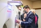 Wicemarszałek Łukasz Smółka sprawdza pulpit starowania tomografu.