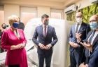 Wicemarszałek Łukasz Smółka i Iwona Gibas z zarządu województwa rozmawiają z uczestnikami wydarzenia.