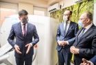 Wicemarszałek Łukasz Smółka rozmawia z uczestnikami wydarzenia w szpitalu.