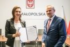 Marta Malec-Lech z zarządu województwa wręcza nominacje dyrektorom.