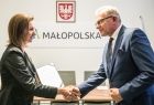 Marta Malec-Lech z zarządu województwa wręcza nominacje dyrektorom.