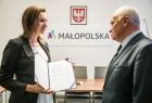 Marta Malec-Lech z zarządu województwa wręcza nominacje dyrektorom.