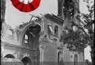 Fotografia archiwalna, czarno-biała przedstawiająca ruiny kościoła w Gorlicach po Bitwie Gorlickiej - 1 wojna światowa.