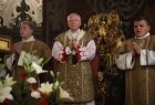 arcybiskup Marek Jędraszewski podczas mszy świętej, obok dwóch kapłanów