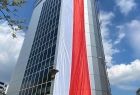 flaga Polski na budynku urzędu marszałkowskiego