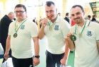 trójka uczestników z medalami