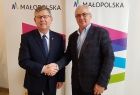 W Miechowie marszałek Małopolski spotkał się z wójtem Gołczy Lesławem Blachą, burmistrzem Miechowa Dariuszem Marczewskim, a także wójtami Charsznicy i Racławic Janem Żebrakiem i Adamem Samborskim. Uścisk dłoni i wspólne zdjęcie z każdym z samorządowców
