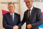 Marszałek Witold Kozłowski podczas spotkań z wójtem Gołczy Lesławem Blachą, burmistrzem Miechowa Dariuszem Marczewskim oraz wójtami Charsznicy i Racławic Janem Żebrakiem i Adamem Samborskim. Uścisk dłoni i wspólne zdjęcie z każdym z samorządowców