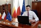 Wicemarszałek Łukasz Smółka podczas spotkania online.