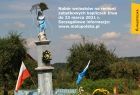 Napis Kapliczki Małopolski 2021, obok figura z niewielkim daszkiem na cokole, pośród kwiatów, zieleni traw i krzewów