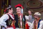 Mężczyzna z kobietą ubrani w stroje krakowskie tańczą