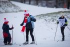 narciarka z szalikiem i czapką w barwach Polski