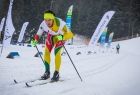 narciarz w żółtym kostiumie sportowym