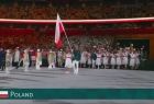 Reprezentacja Polski na stadionie z widoczną biało czerwoną flagą.